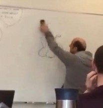 Nastavnik sa table obrisao nacrtanu mačku! Crtež koji je ostao šokirao ga je! (VIDEO)
