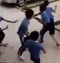 PET NA JEDAN: Pogledajte kako je dječak “izlupao” brojnije napadače (VIDEO)
