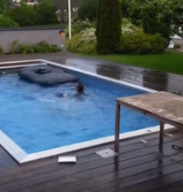 Glupirao se pri skoku u bazen pa završio sa stolom na glavi (VIDEO)
