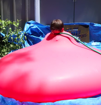 EKSPERIMENT STOLJEĆA: Ušao u vodeni balon i napravio nešto jako glupo (VIDEO)