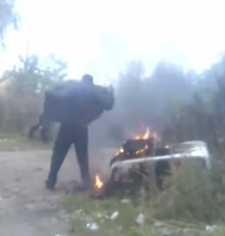 Pijani je Rus pokazao kako uz malo vatre do reš pečene guze (VIDEO)